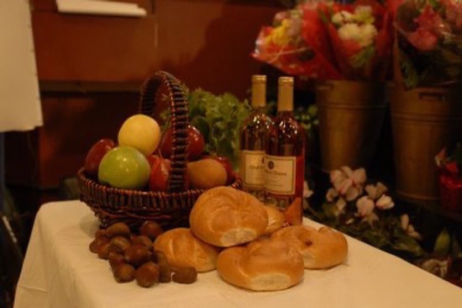 Gift basket with wine and fresh fruit
