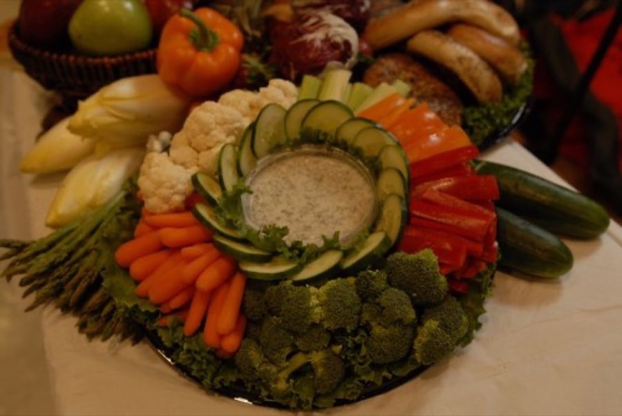 Crudit&eacute; platter with dipping sauce, arranged in a colorful flower pattern