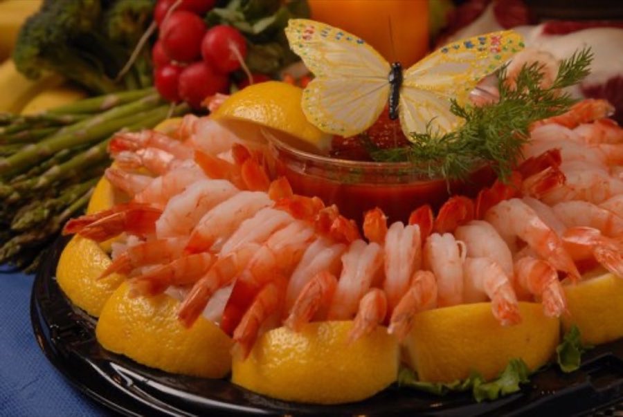 Shrimp cocktail platter arranged in a ring around a bowl of cocktail sauce