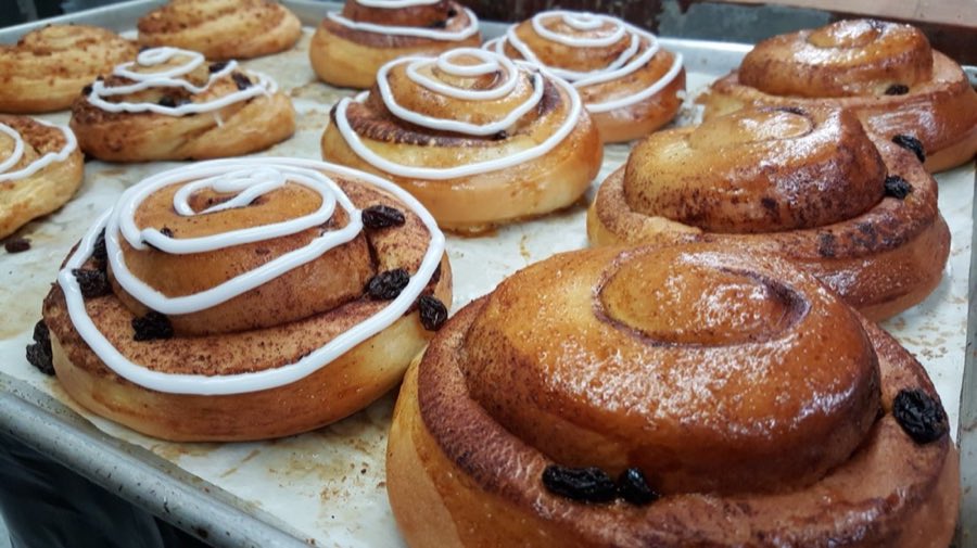 Cinnamon raisin buns