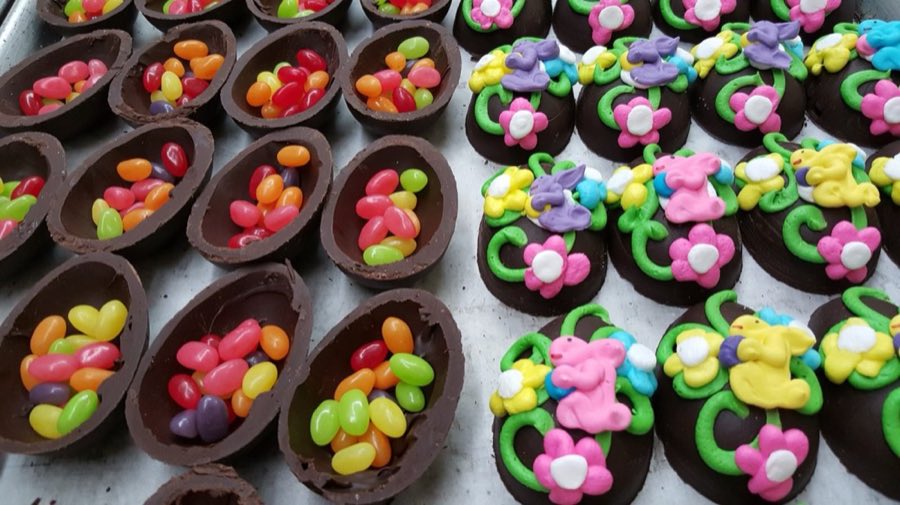 Decorated cupcakes with spring flowers